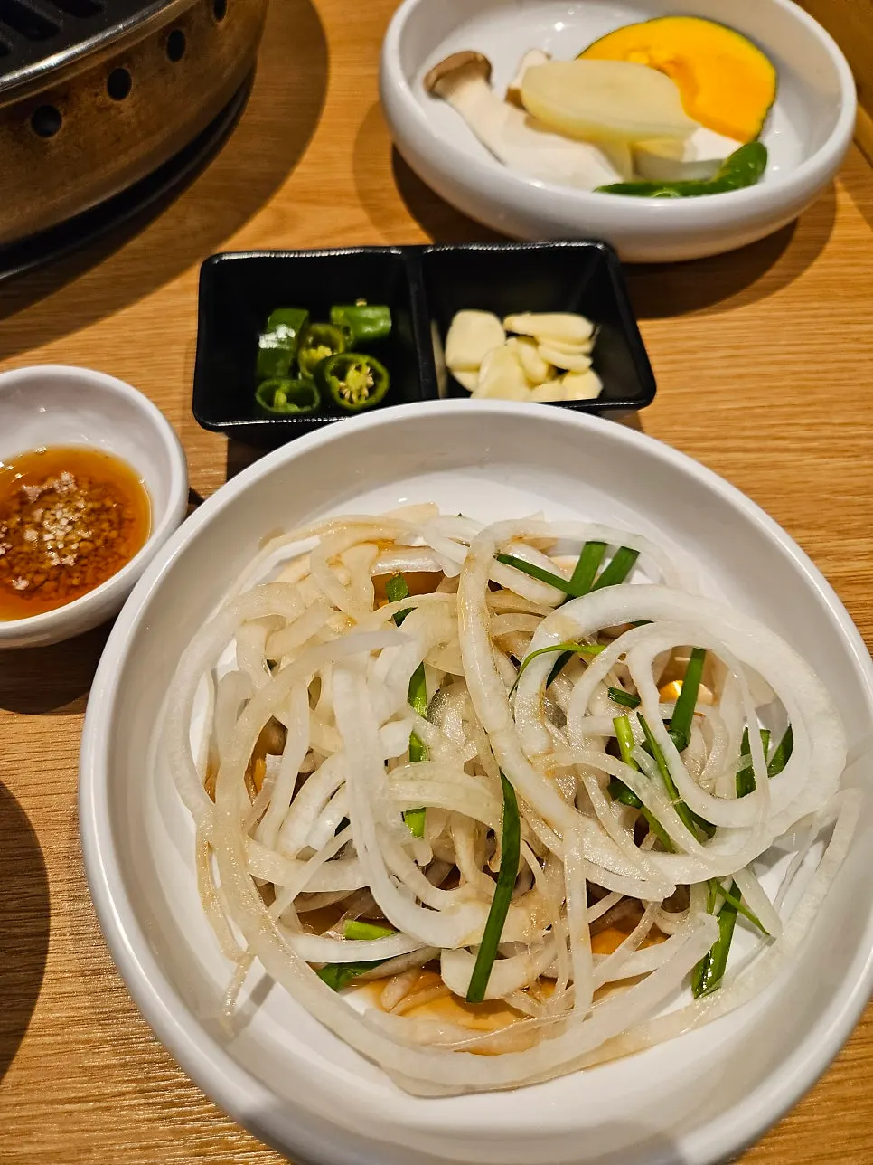 Mountain garlic leaves and wrapped radish side dishes