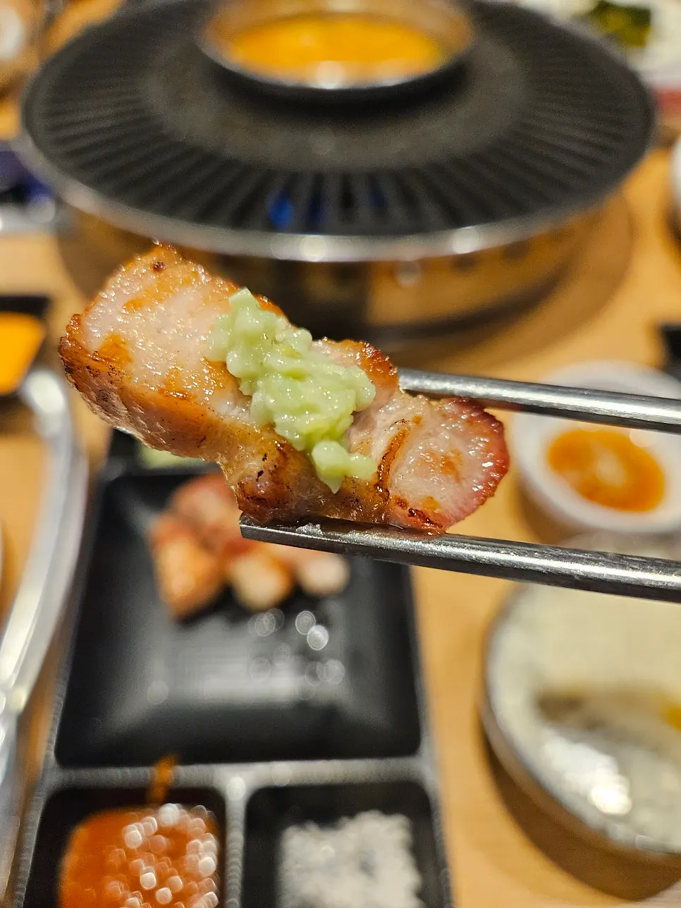 Grilled pork belly dipped in salt