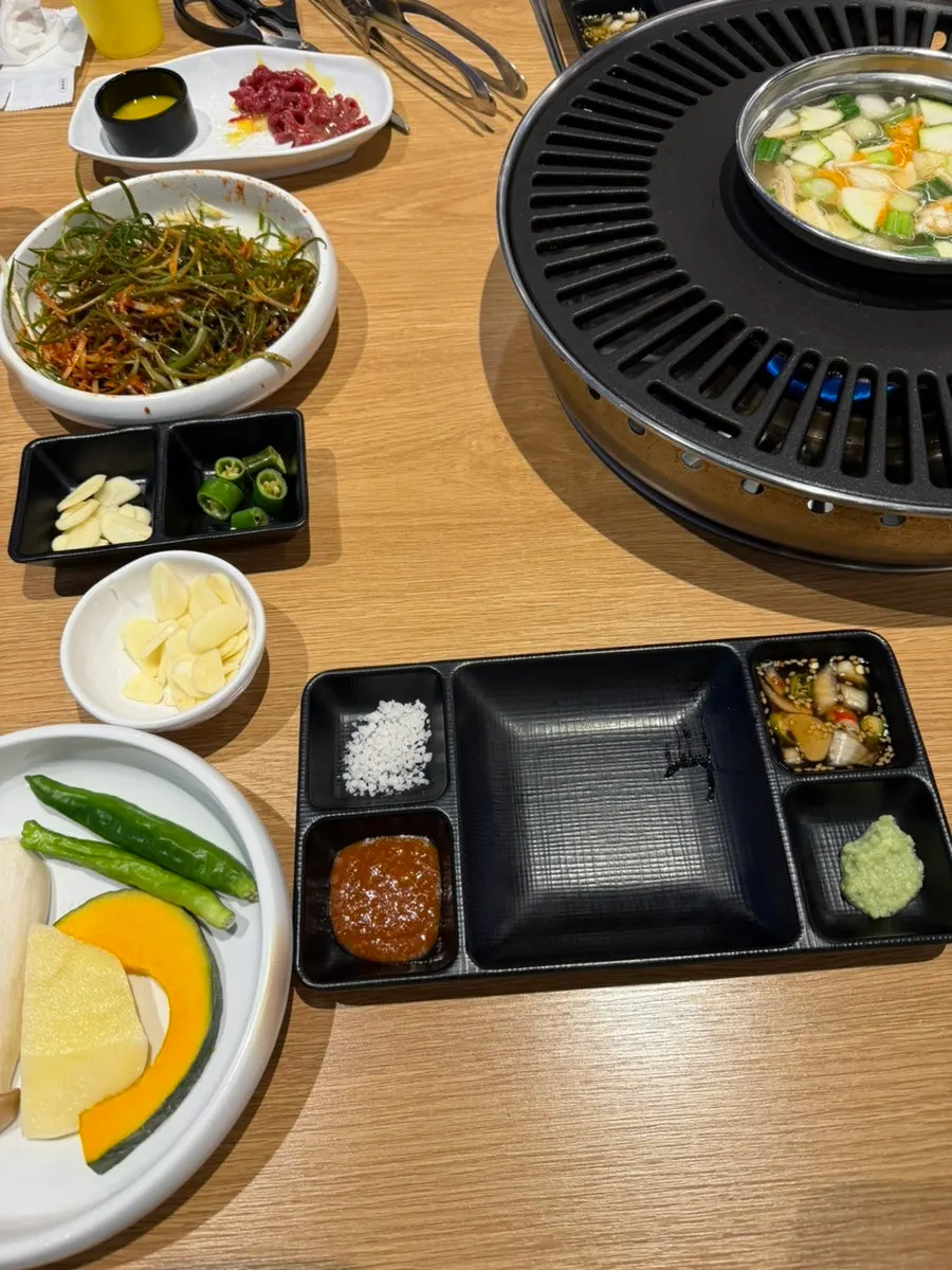 搭配醬料的烤蔬菜盤