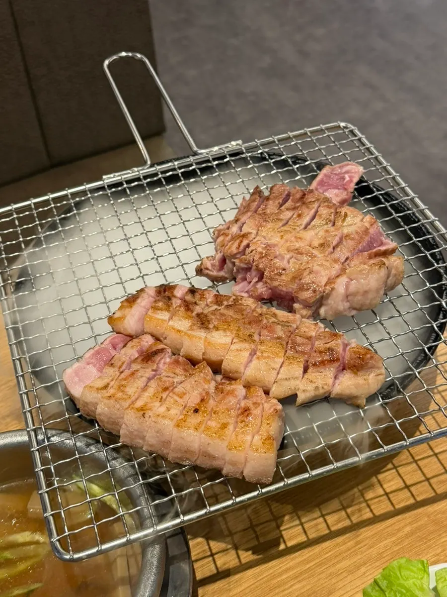 炙燒後切好的梅花肉與五花肉