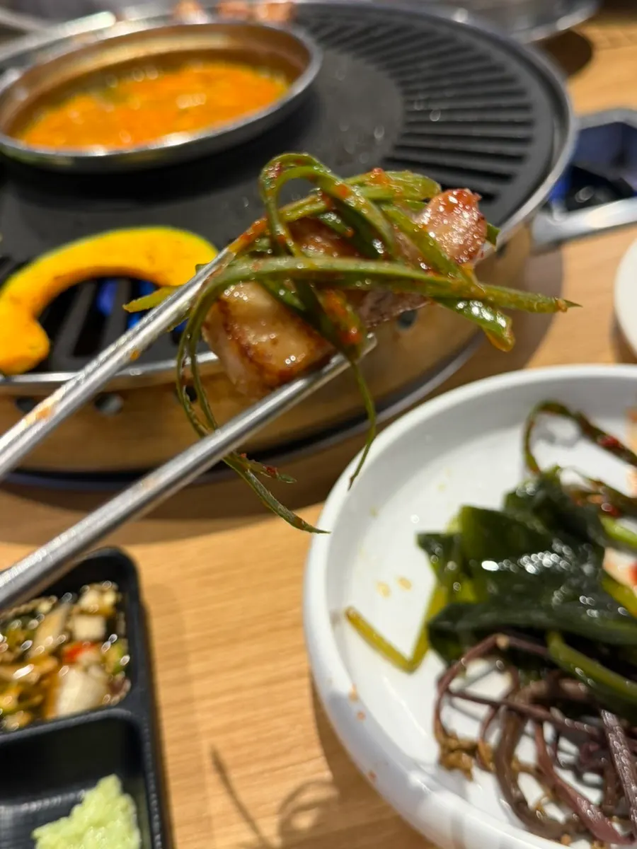 在烤盤上烤著的肉與蔬菜