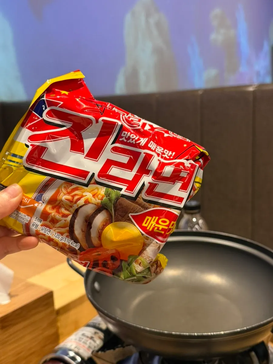 從自助泡麵區拿來的泡麵和鍋子