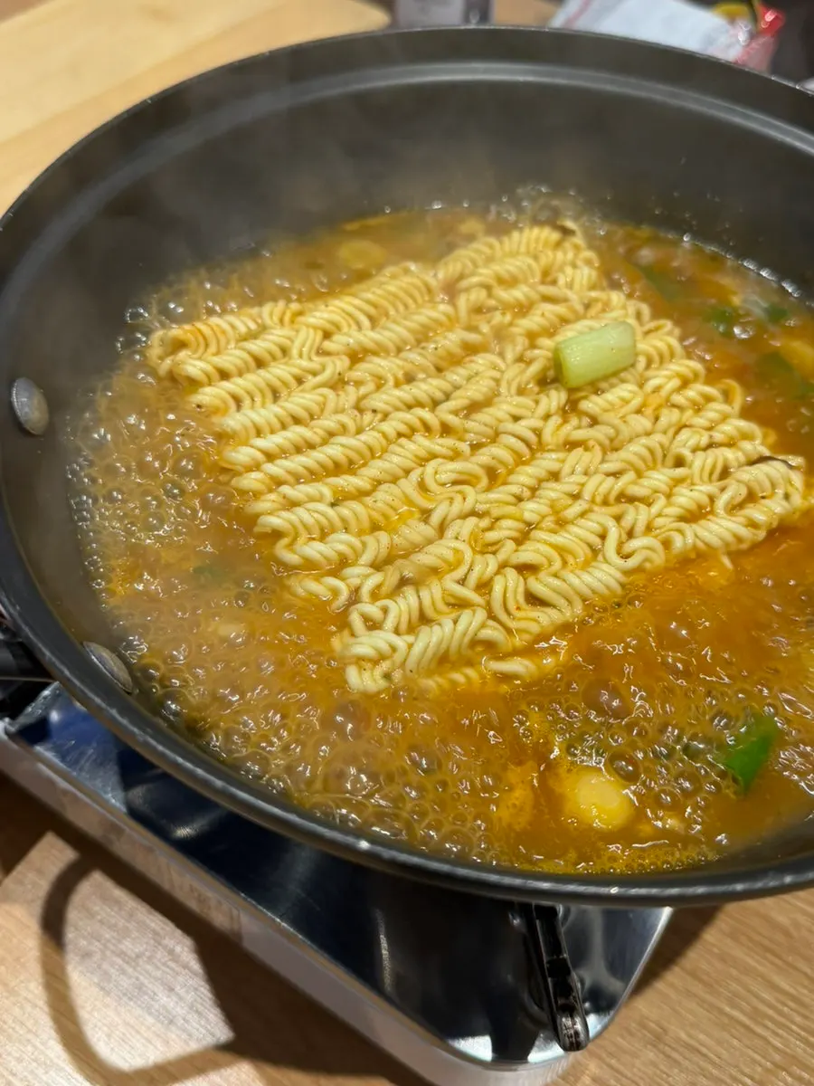 爐子上煮滾的泡麵鍋