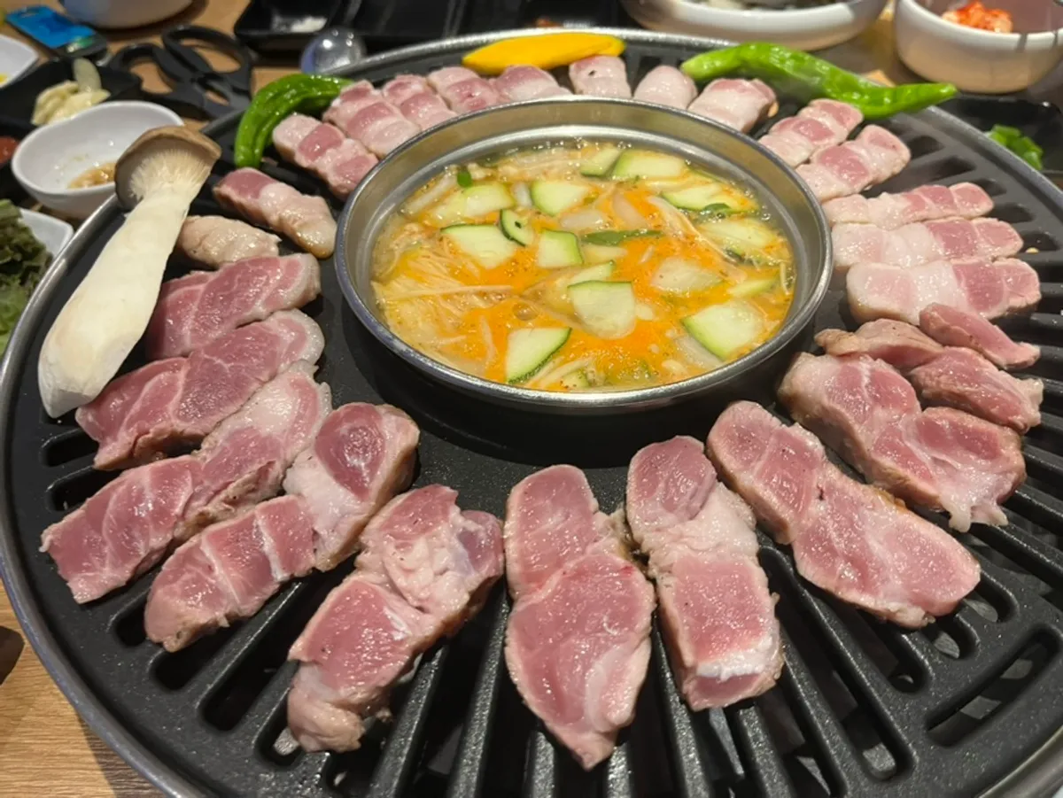 Representative photo of the table spread at Morakmorak, Hwaseong Namyang