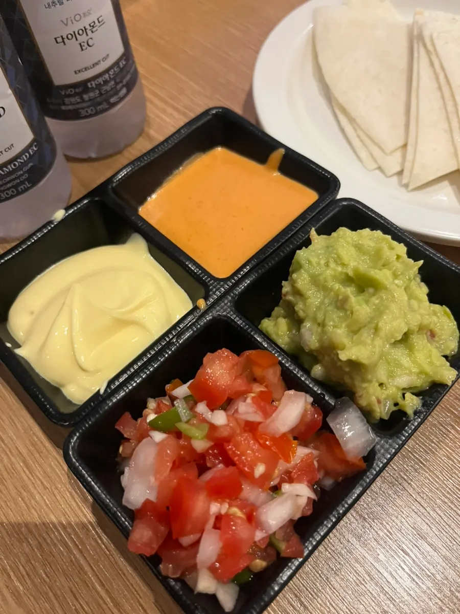 Single-use bottled water and personal side plate setting