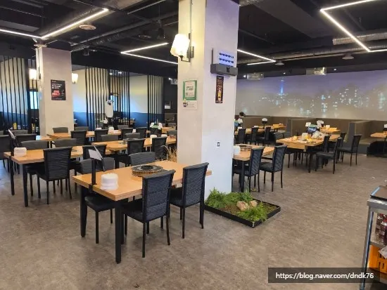 Spacious interior of Morakmorak Jeongyuk Sikdang