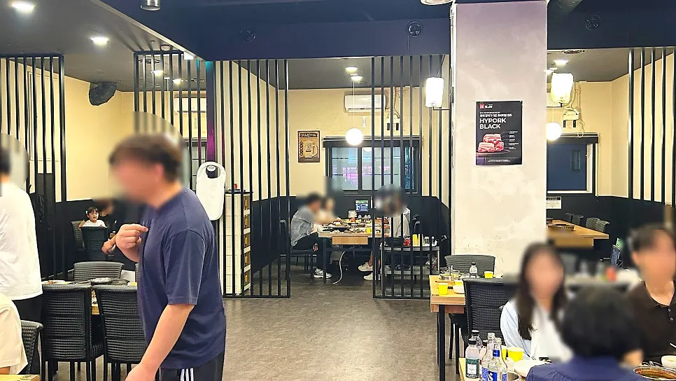 테이블 간격이 여유로운 넓은 매장 내부