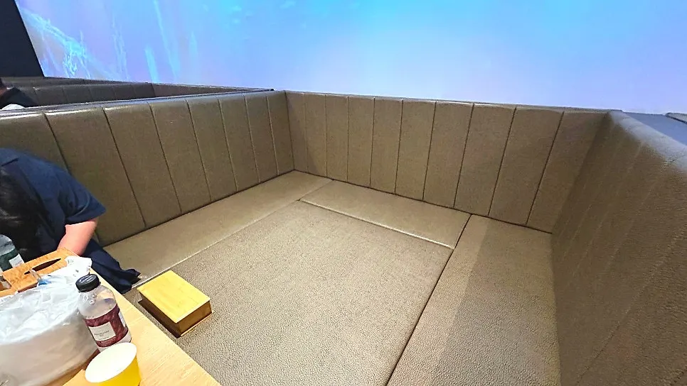 단체 손님이 앉을 수 있는 테이블석