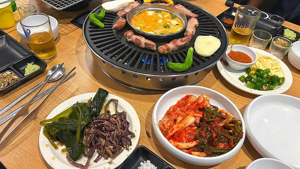 불판 위에서 먹기 좋게 잘라주는 초벌 고기