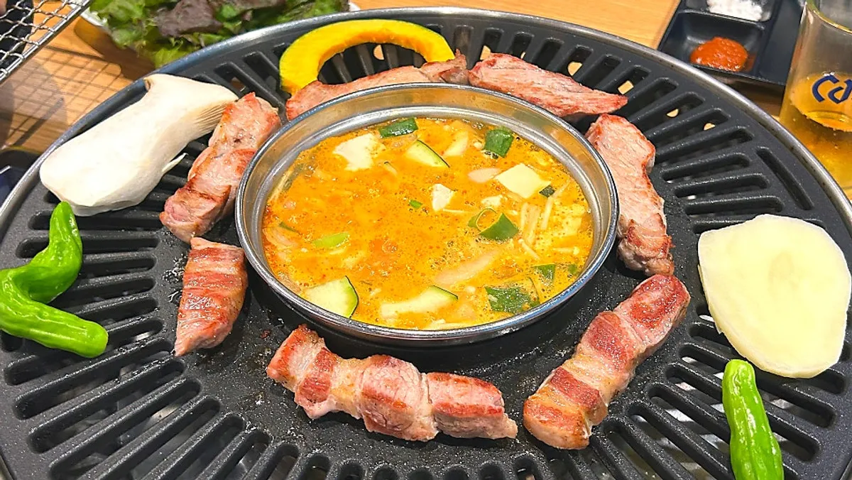 목살·삼겹살과 된장찌개가 놓인 고기 한상