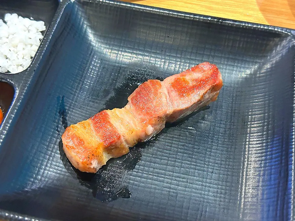 구운 채소와 함께 익은 목살 한 점
