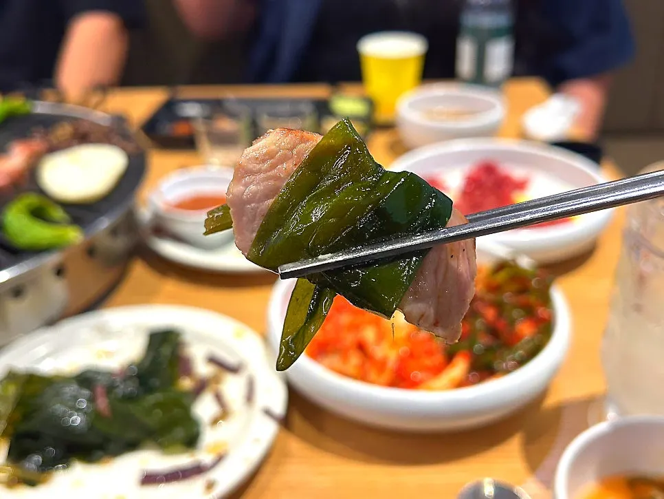 와사비를 올린 명이나물 고기 쌈