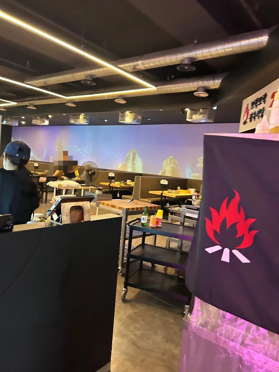 Restaurant interior suited to group gatherings