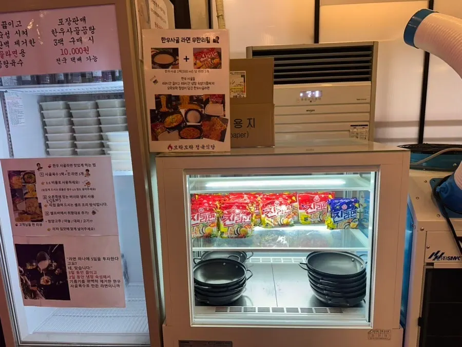 또띠아와 소스가 있는 셀프 코너