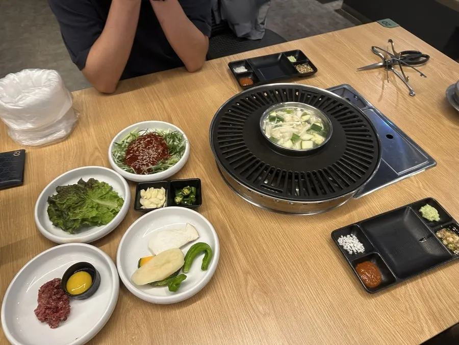 고기집 기본 반찬과 된장찌개
