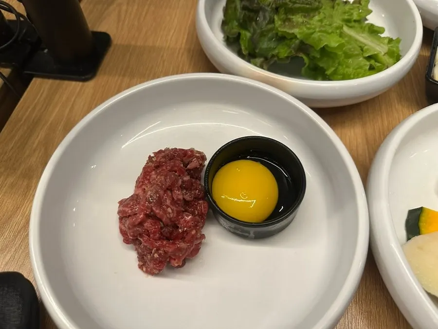 기본 반찬으로 나온 육회