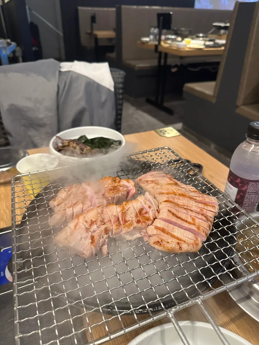 도마 위에서 고기를 써는 모습
