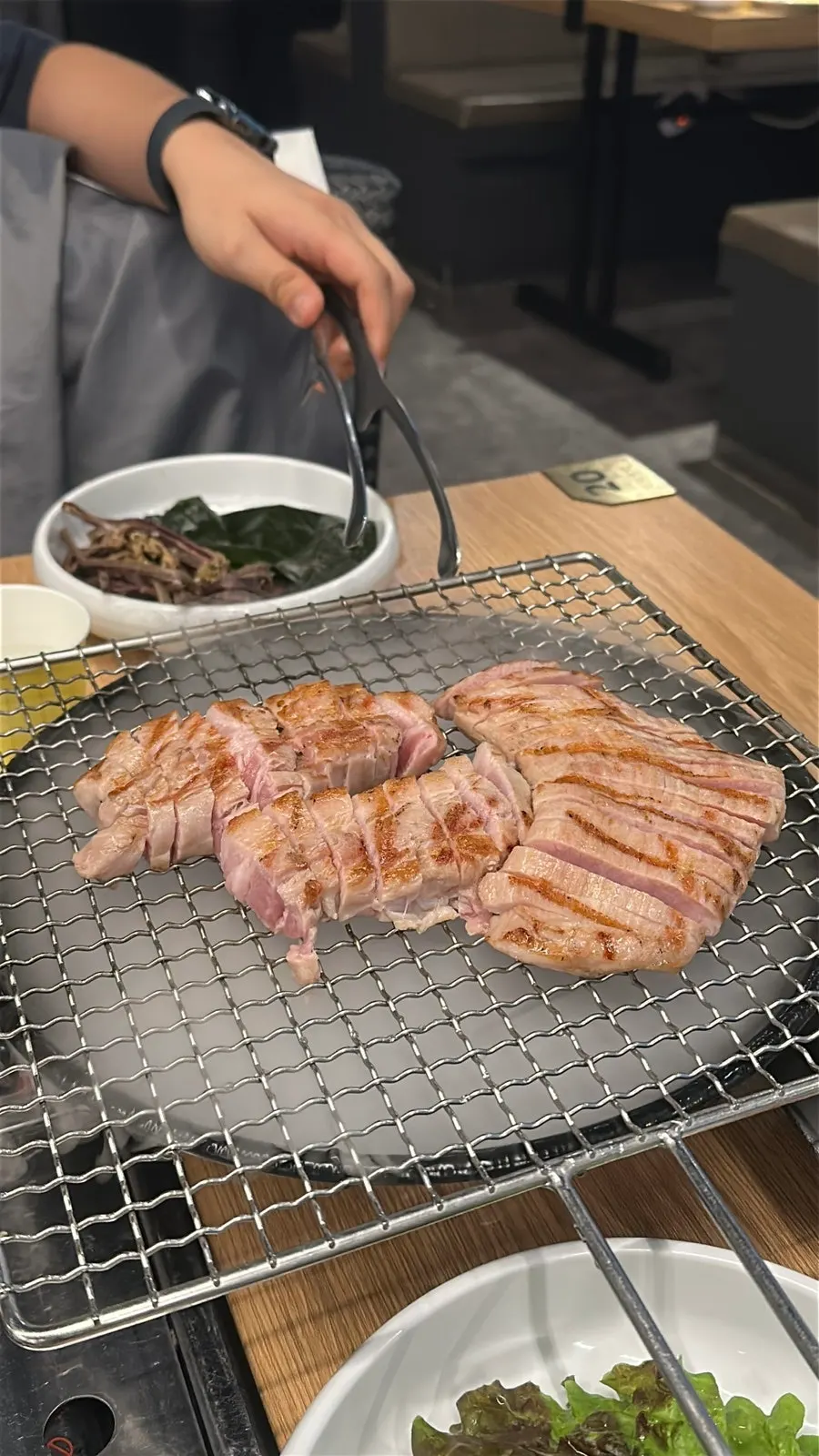드라이아이스 위에 올린 초벌 고기