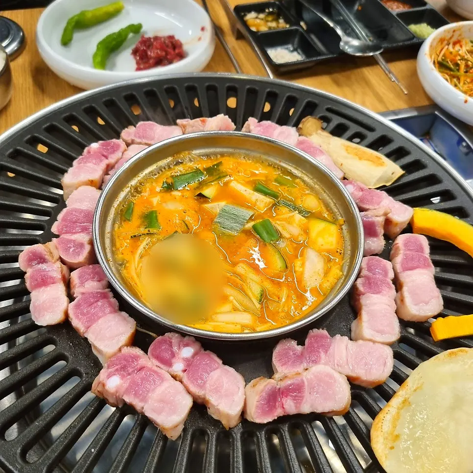 Pre-grilled meat placed on the grill