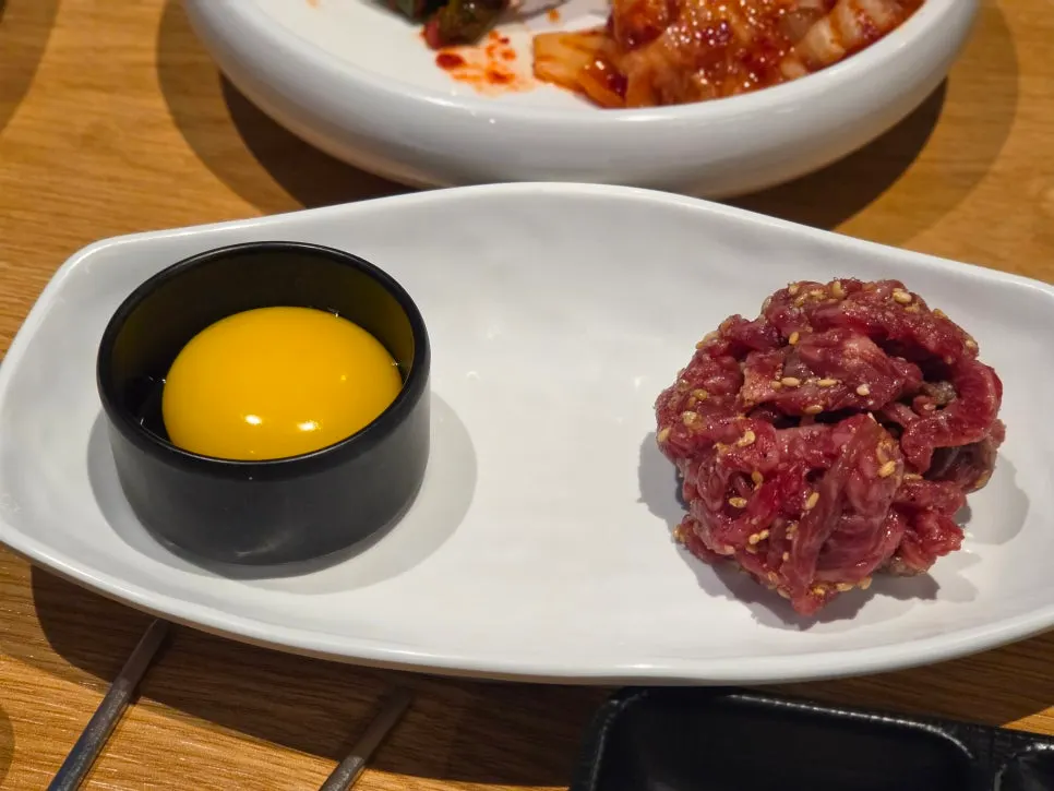 또띠아에 삼겹살과 야채를 올린 모습
