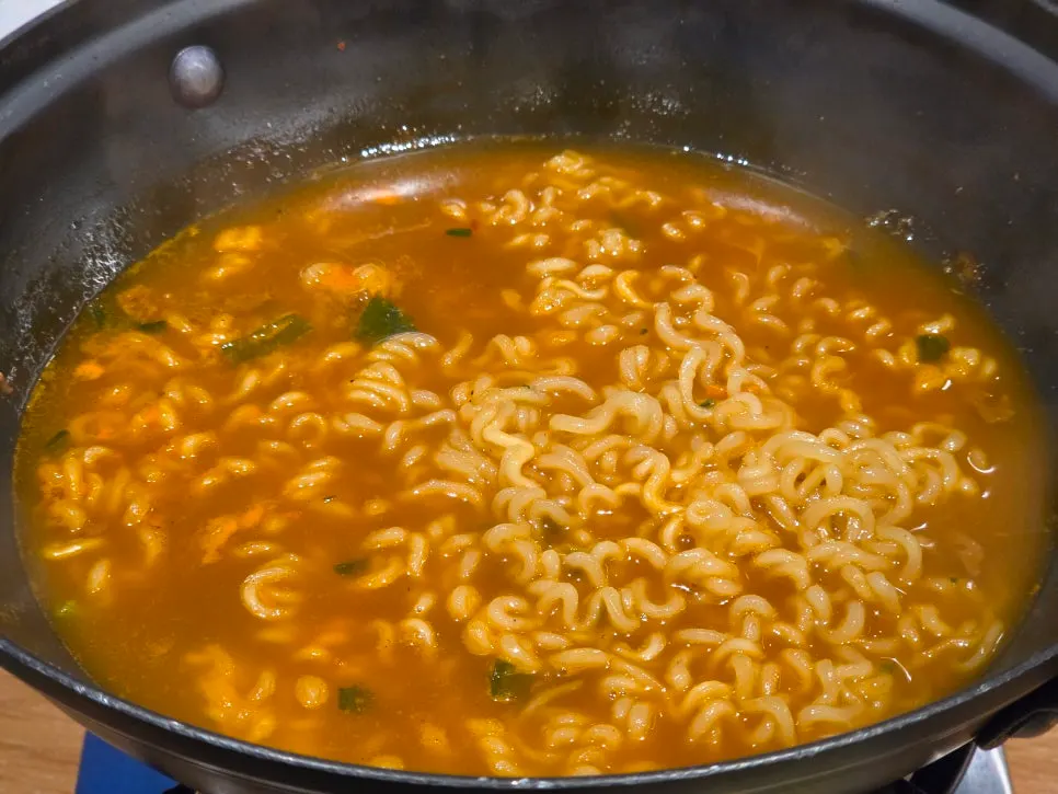한우 사골육수로 끓인 라면
