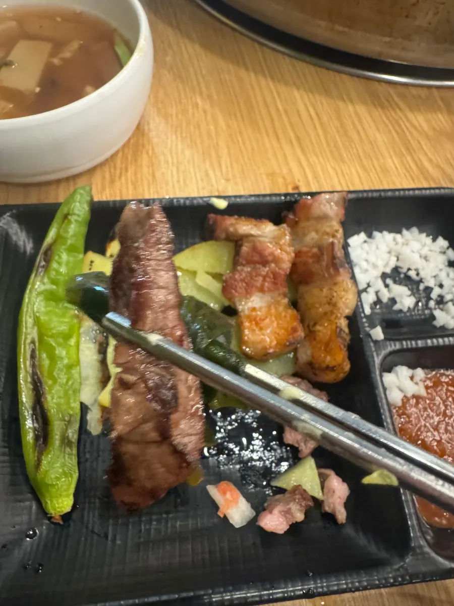 Pre-grilled meat served at the table