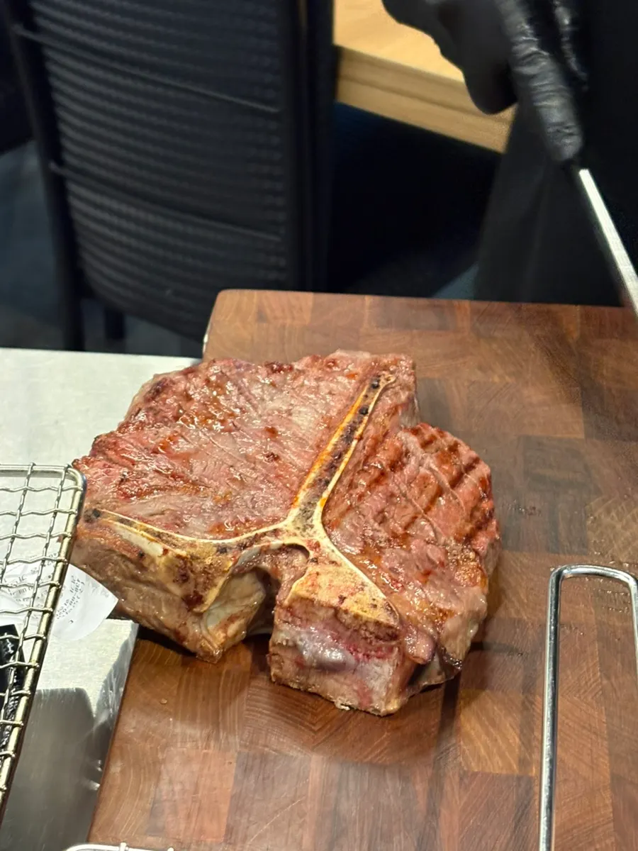 초벌 후 커팅하는 고기