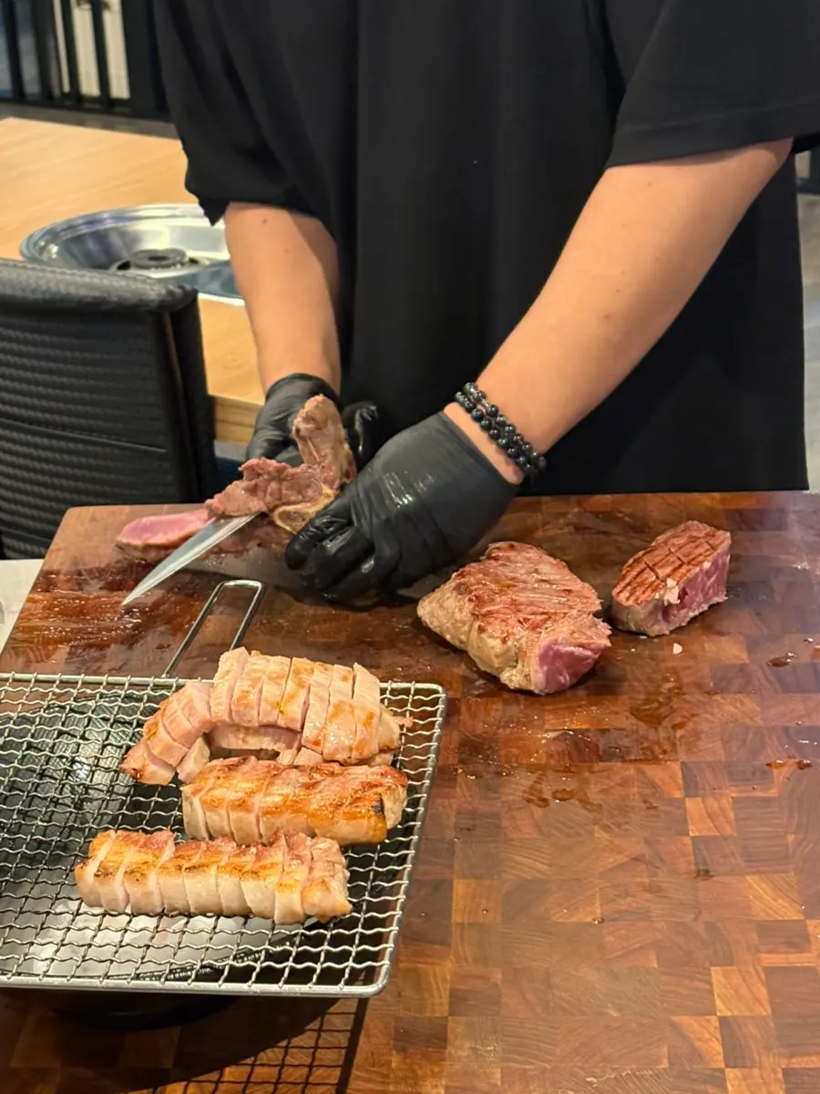 직원 커팅 서비스가 진행되는 티본스테이크