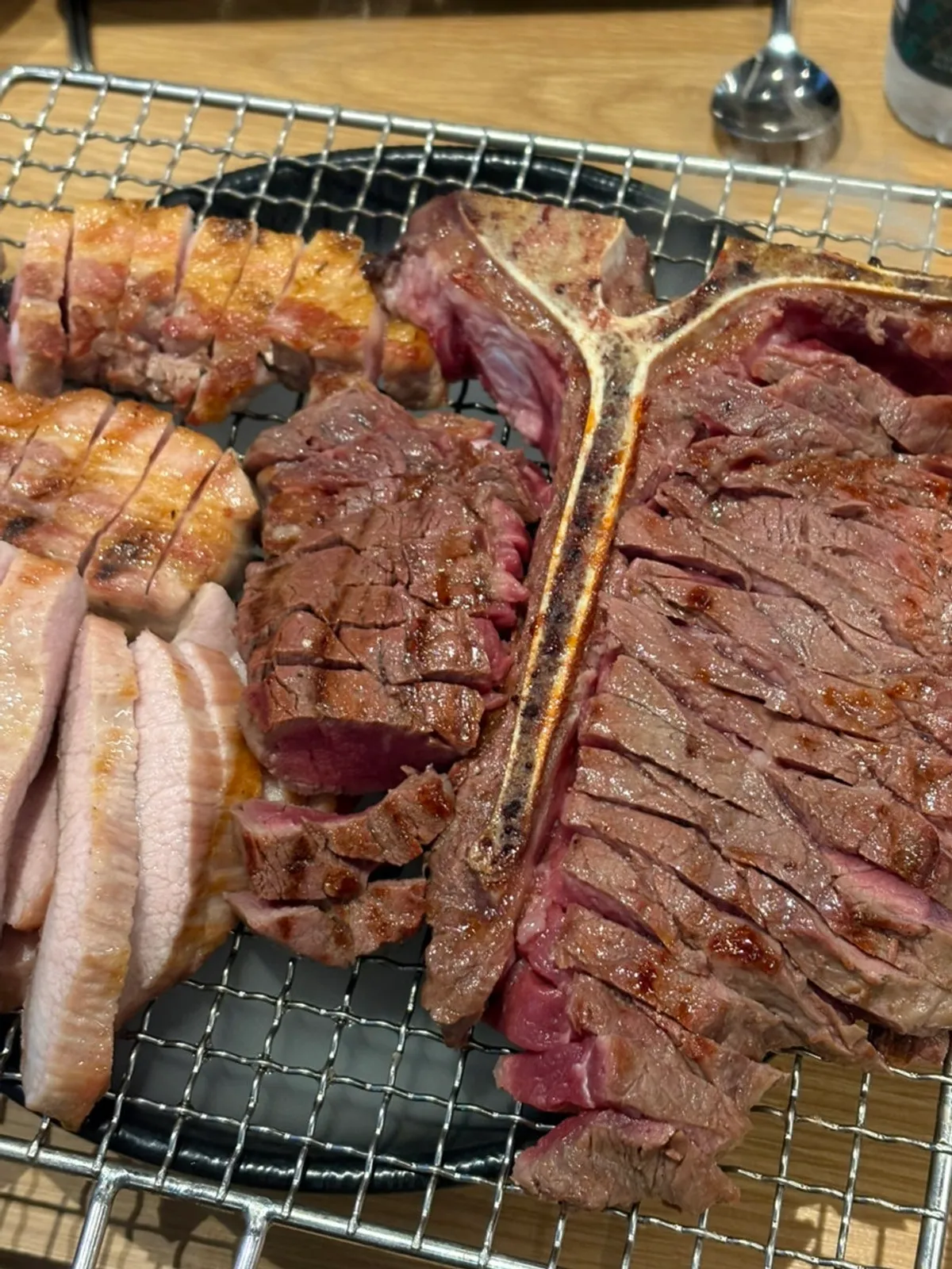 먹기 좋게 커팅한 티본스테이크