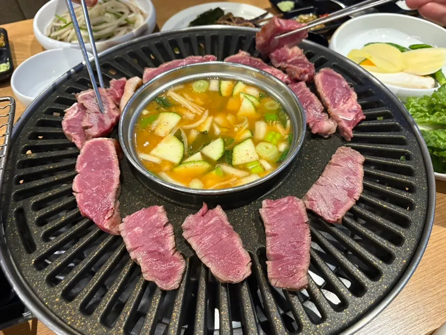 테이블 위에 세팅된 고기 상차림