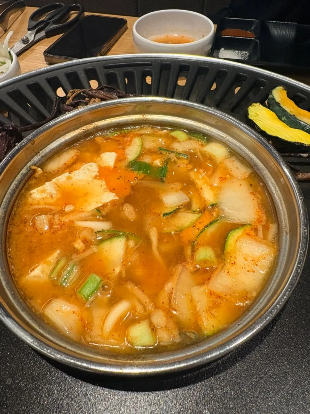 불판 가운데 된장찌개