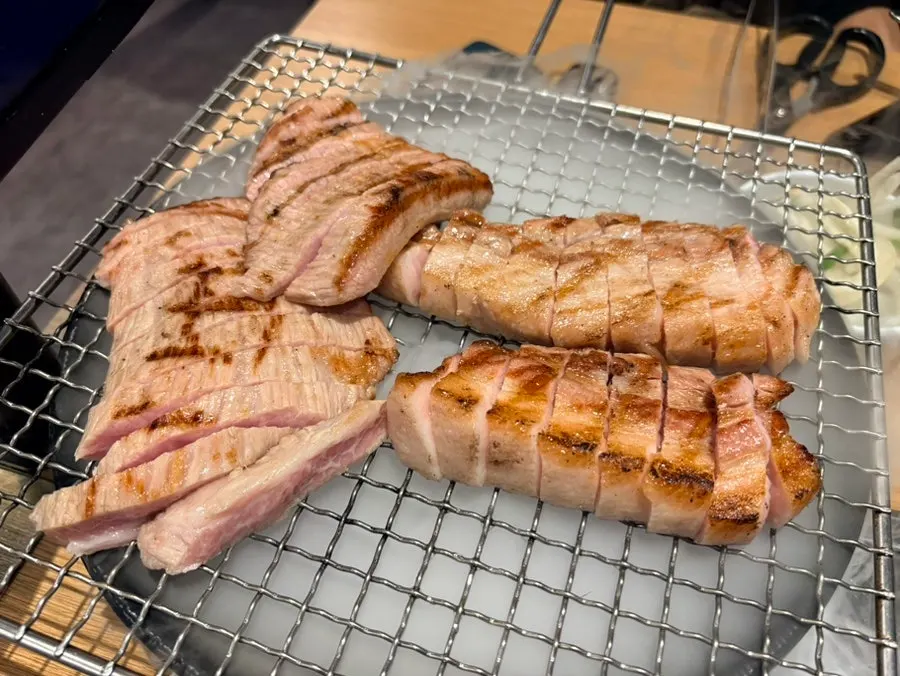 초벌 후 썰어주는 한돈 고기