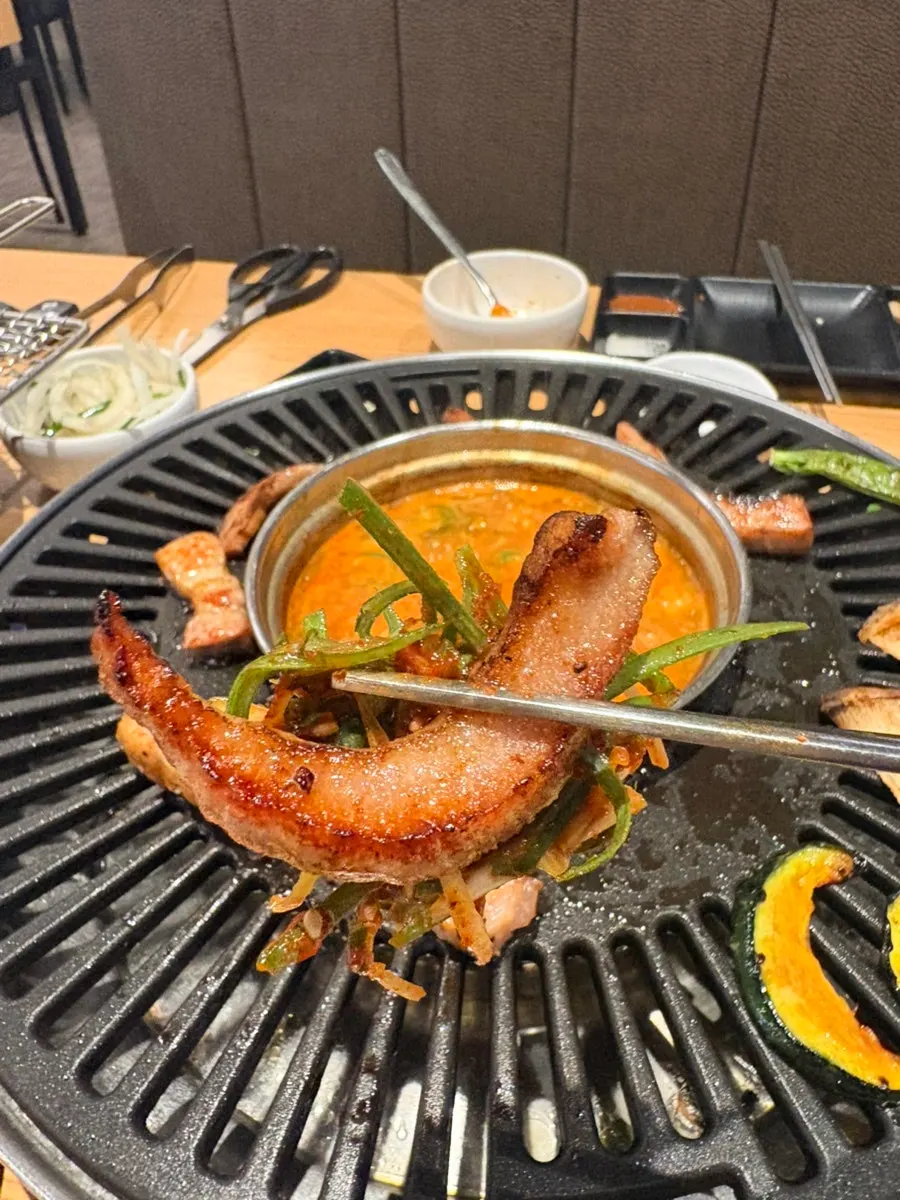 불판 위 초벌 한돈 삼겹살과 목살