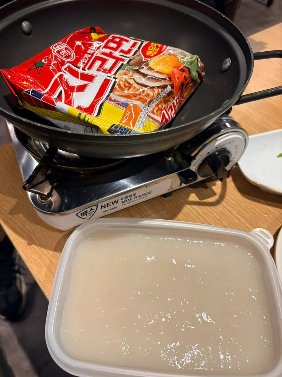 테이블에서 끓이는 한우사골라면