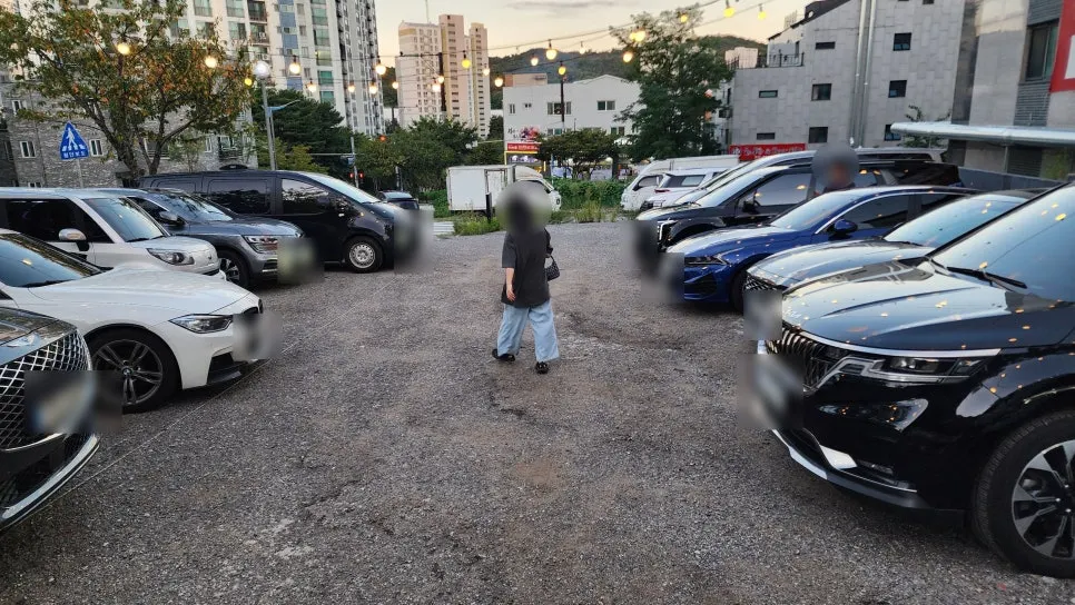 Ruang letak kereta yang luas di depan kedai