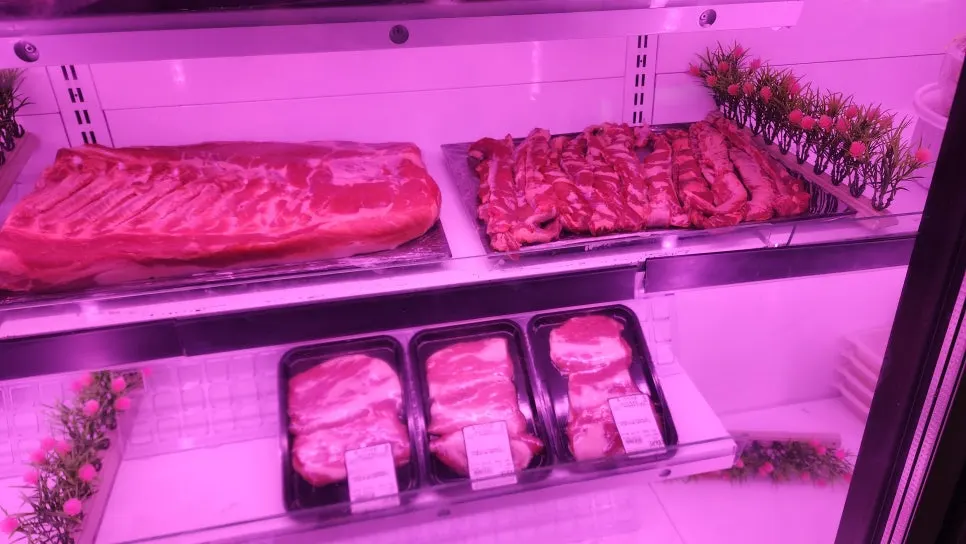 Dalam kedai penuh dengan pelanggan pada petang hujung minggu