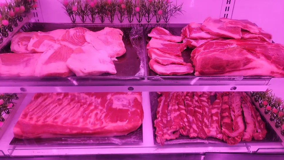 Daging mentah warna merah terang dalam paparan