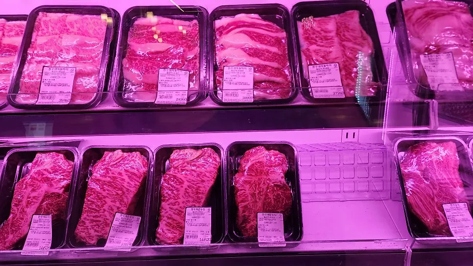 Daging di rak paparan dengan marbling jelas