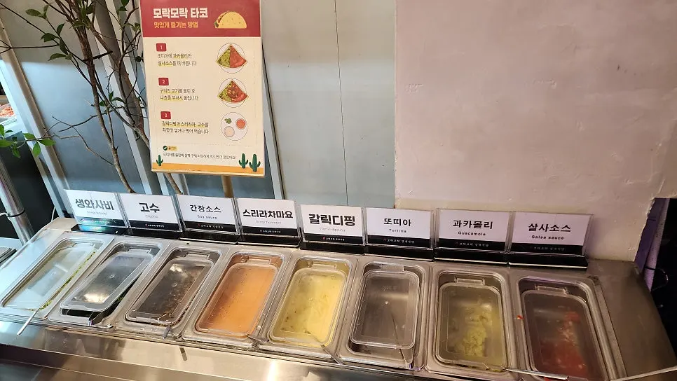 Salad bar dengan lauk sampingan