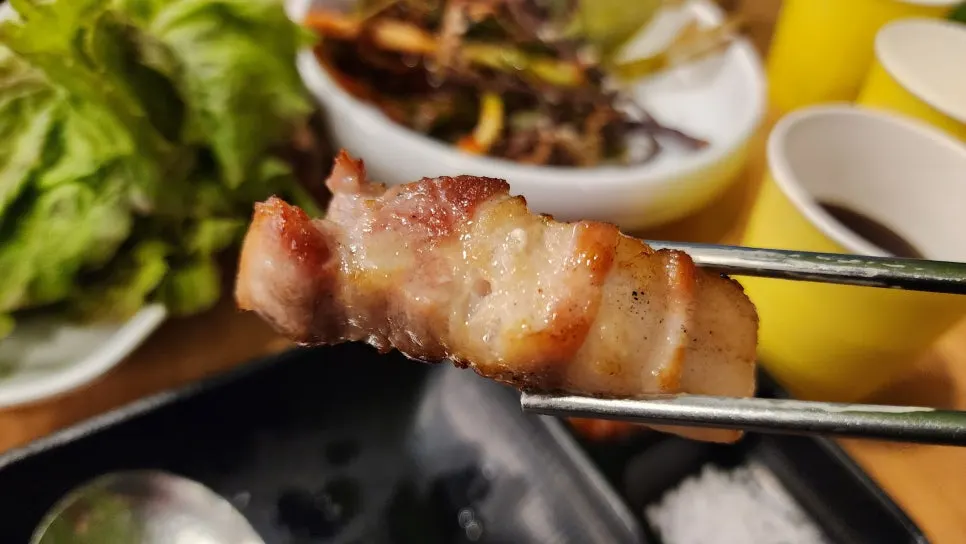 Pork belly dan gosari dipanggang bersama di atas grill