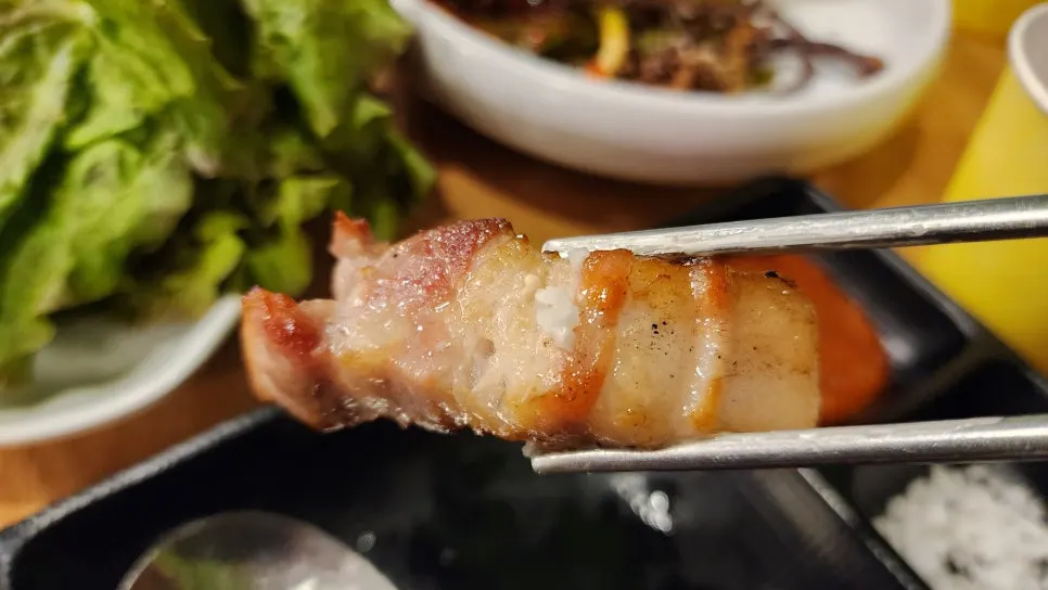 Sekeping pork belly yang dipanggang keperang-perangan