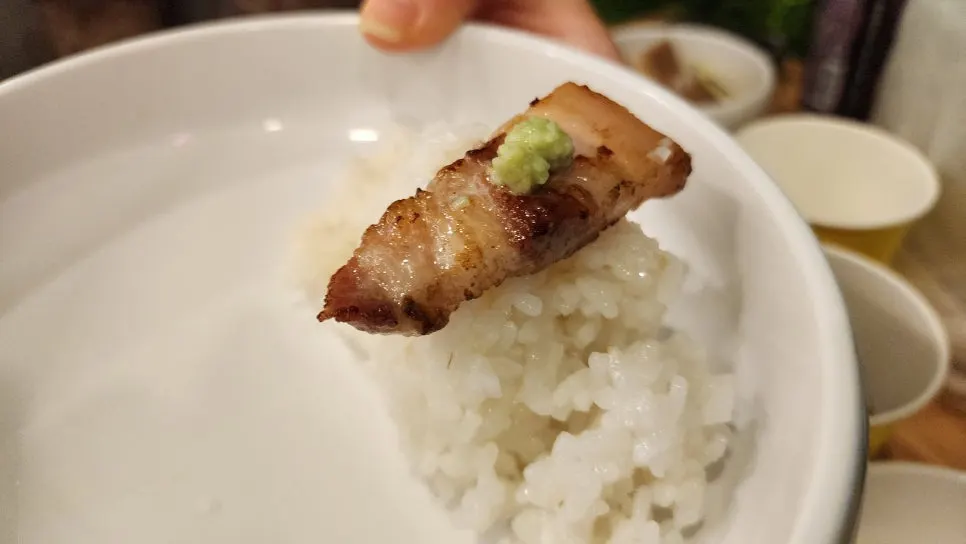 Pork belly dicelup garam untuk suapan pertama