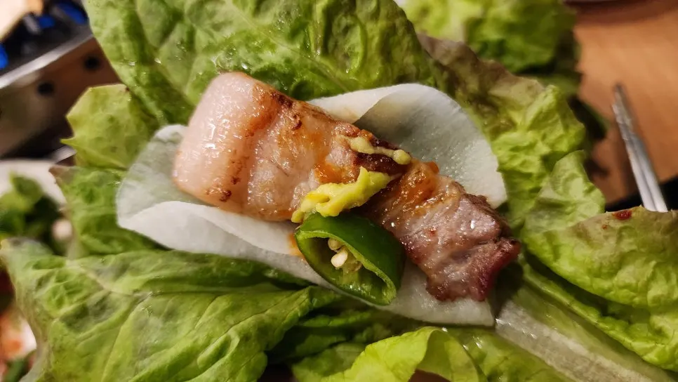 Bungkusan pork belly dengan wasabi dan nasi