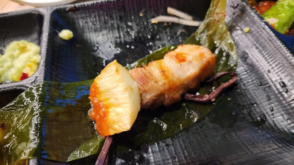 Pork belly dan sayur sedang masak di atas grill