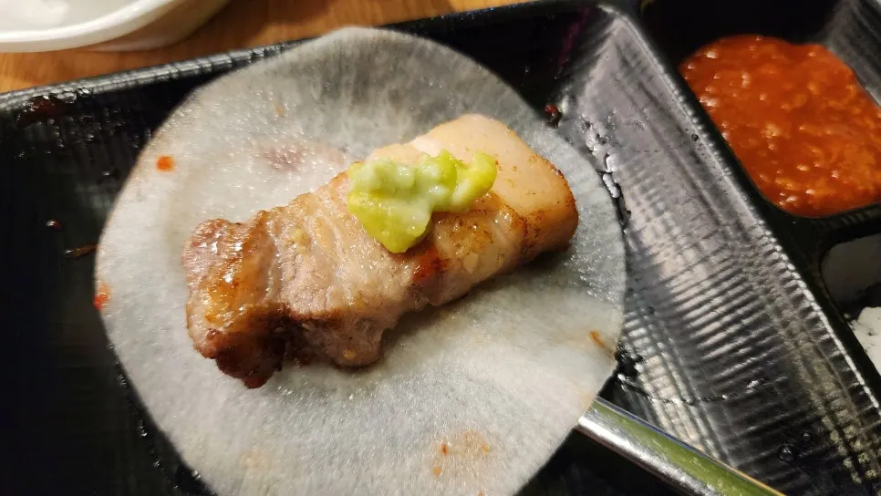 Pork belly dibungkus dengan ssammu dan sayur