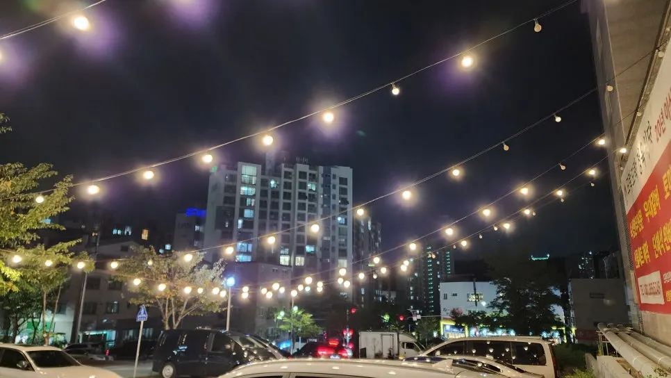 Bahagian luar restoran daging bercahaya waktu senja