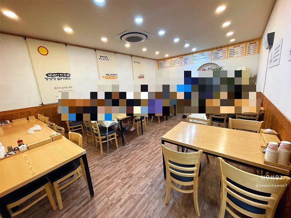 Inside the gomtang restaurant, tables full even on a weekday afternoon