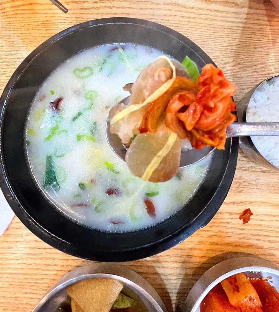 A bowl of rice filled to the brim alongside the doganitang
