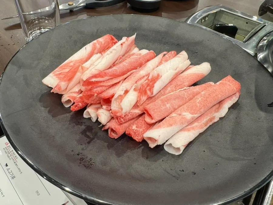 서비스로 나온 계란찜과 기본 반찬