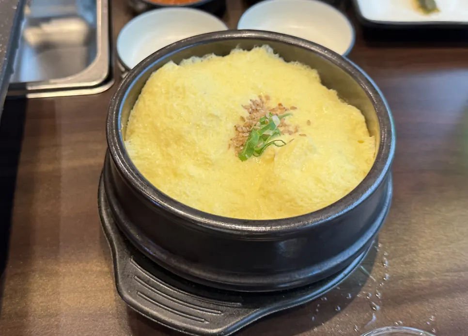 돌판 위에서 마늘과 팽이버섯을 함께 굽는 고기